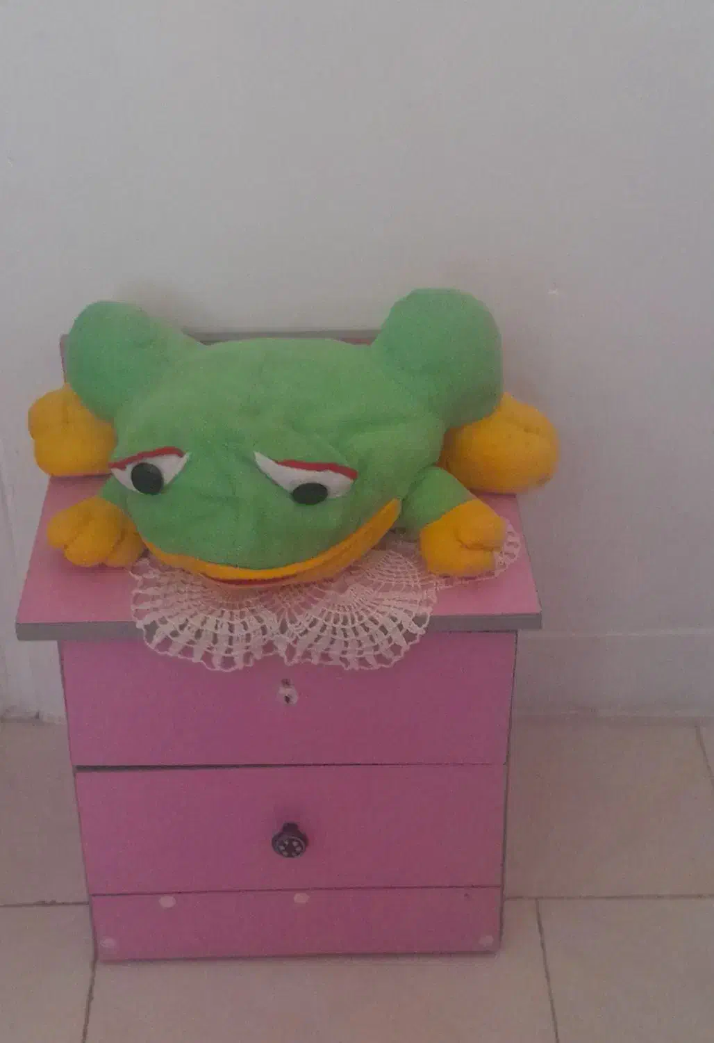 تخت آهنی یک نفره سالم با تشک و میز توالت و پاتختی|تخت و سرویس خواب|هشتگرد, فاز ۷ مهستان|دیوار