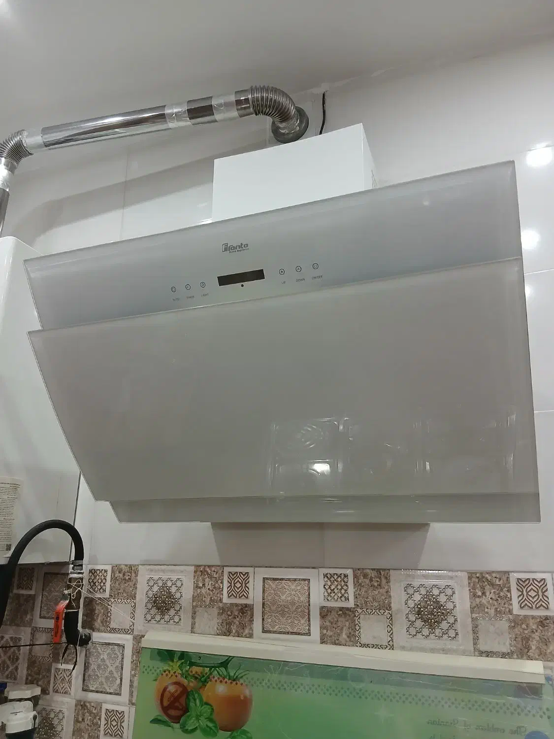 یک عدد هود در حد نو|هود|سنقر, |دیوار