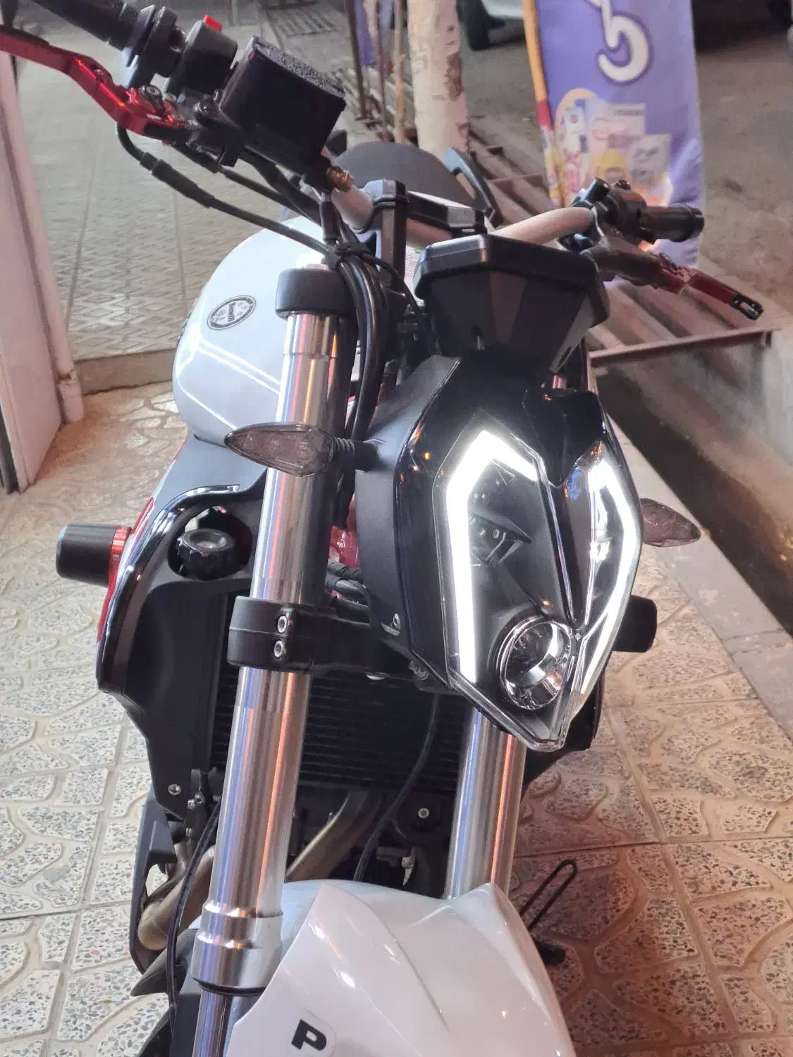 بنلی|موتورسیکلت|بزینه رود, |دیوار