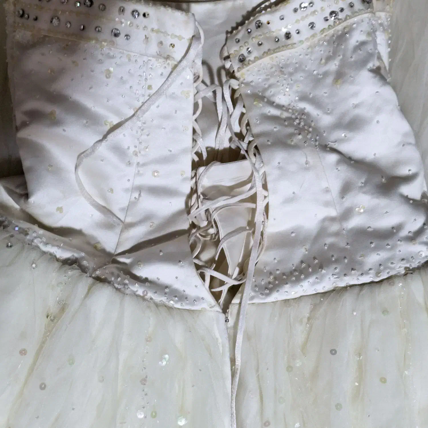 لباس عروس دکلته|لباس|اندیشه, اندیشه فاز ۳|دیوار