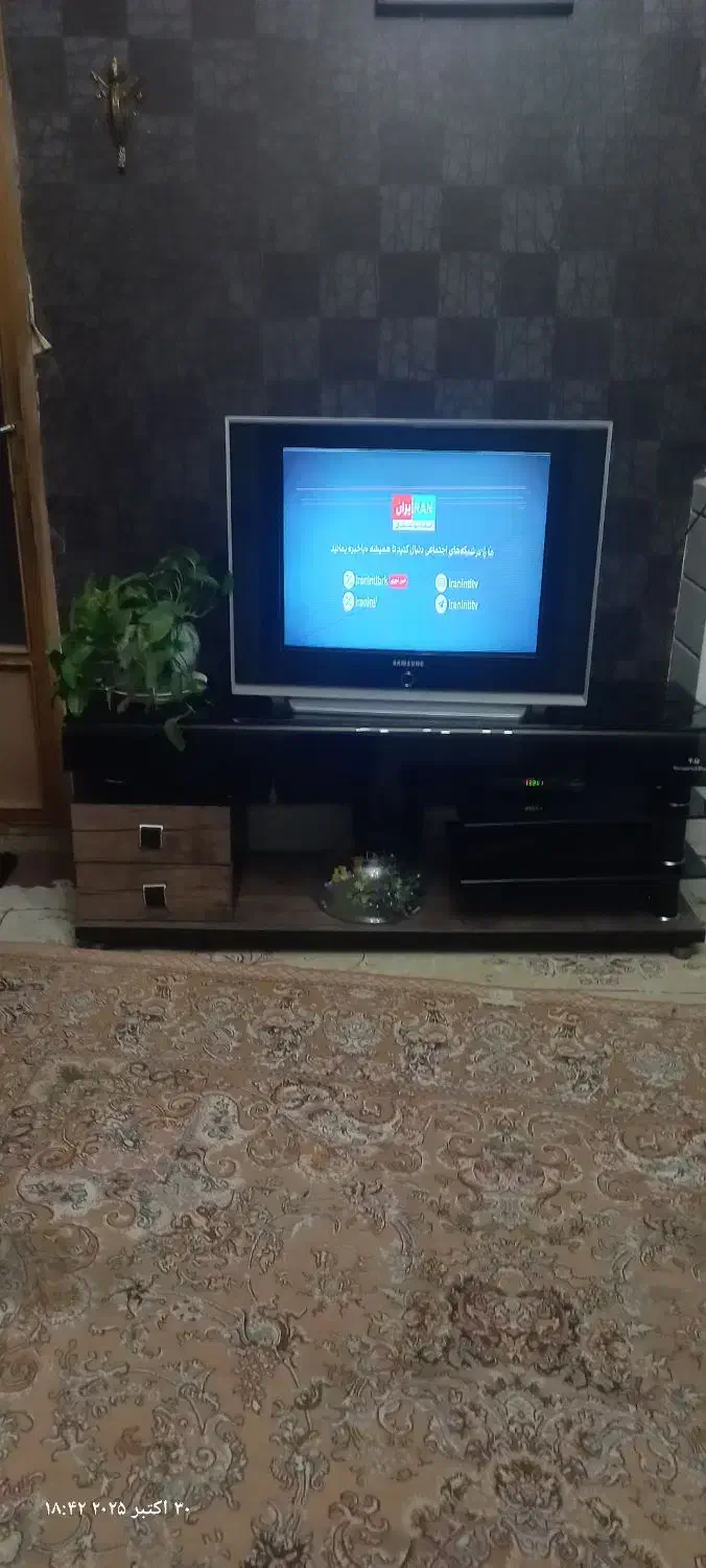 تلوزیون   با میز|تلویزیون و پروژکتور|خمینی‌شهر, |دیوار
