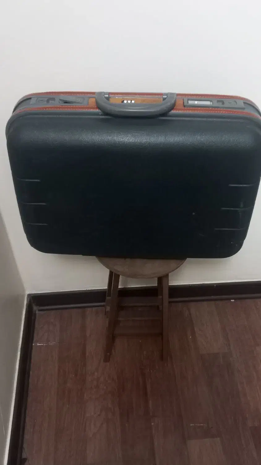 چمدون|کیف، کفش، کمربند|رودهن, |دیوار