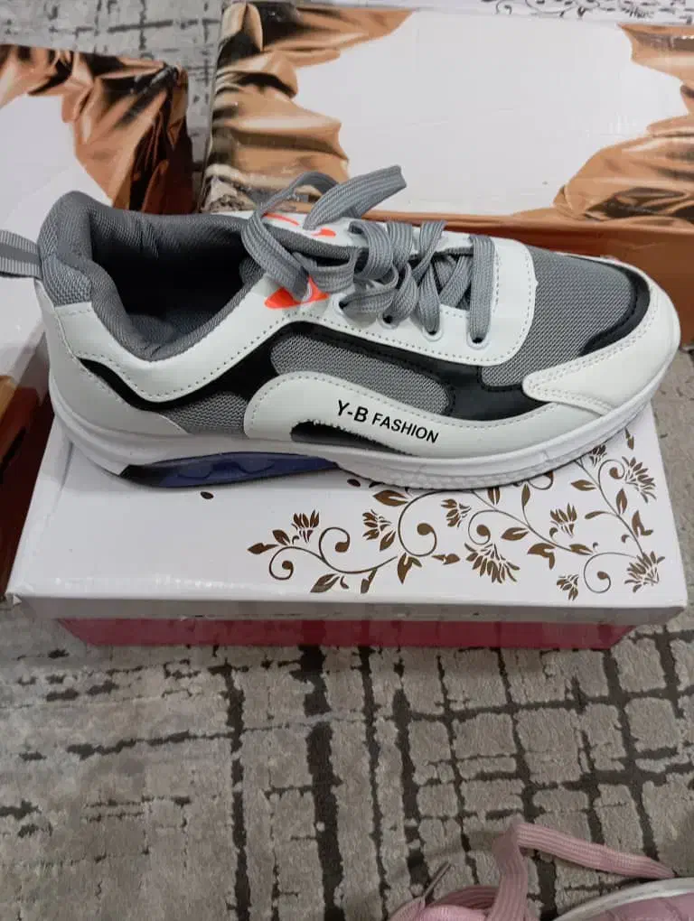 کفش|کیف، کفش، کمربند|شاهینشهر, خانه کارگر|دیوار