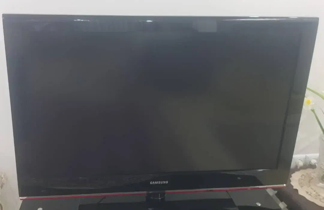 تلویزیون ۴۲ ال سی دی سامسونگ  با میز و دیجیتال|تلویزیون و پروژکتور|رشت, چمارسرا|دیوار