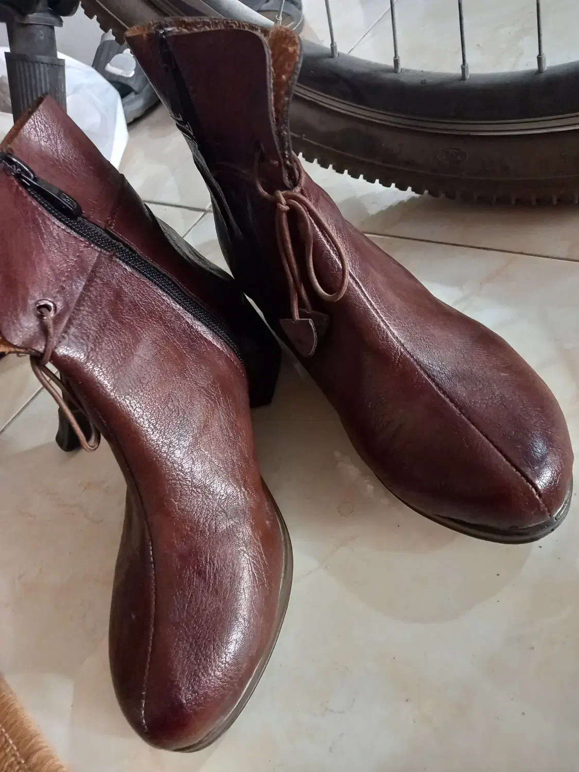 بوت|کیف، کفش، کمربند|مشکیندشت, |دیوار