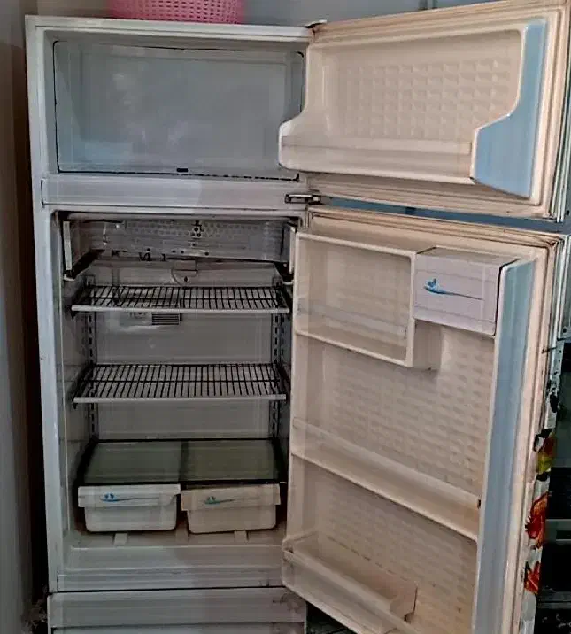 یک عدد یخچال ، میز تلویزیون و صندلی چرخدار|حراج|میانه, |دیوار