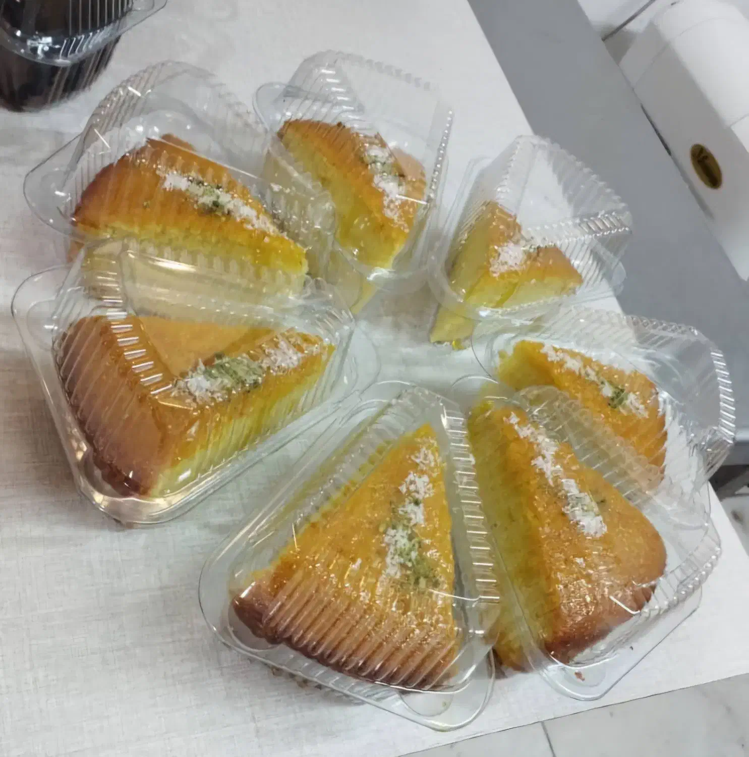 نیروی ساده خانم قنادی|استخدام خدمات فروشگاه و رستوران|مشهد, گلبرگ|دیوار