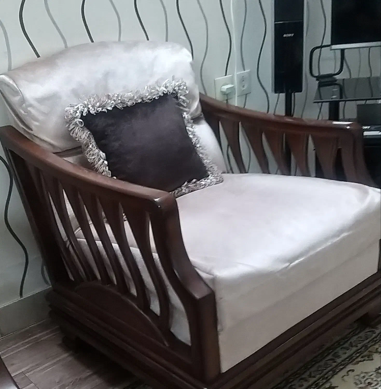 مبل ۷ نفره به همراه میز وسط و دوتا میز میزبان|مبلمان خانگی و میز عسلی|تهران, ائمه اطهار|دیوار