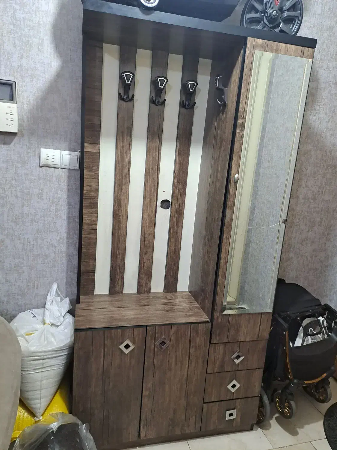 جاکفشی ایستاده|جاکفشی، کمد، دراور|اندیشه, اندیشه فاز ۱|دیوار