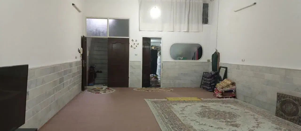 زیرزمین جنوبی دارای نور بسیار عالی|اجارهٔ خانه و ویلا|قم, دروازه چوبی|دیوار