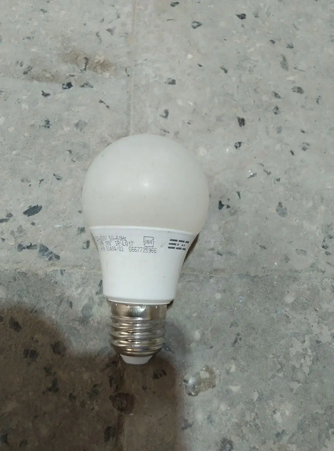 ۲۳۰عددلامپ ۹وات دست دوم و۱۵۰عدد لامپ ۹وات نو|لامپ و چراغ|لار, |دیوار