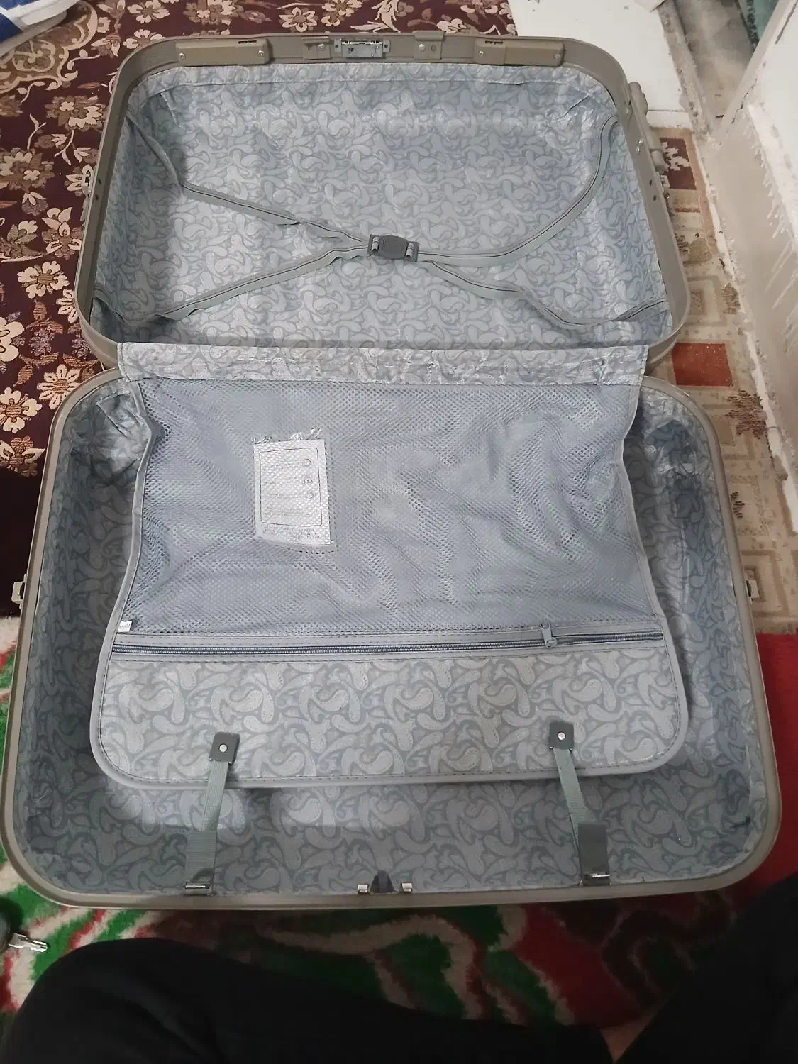 یک عدد چمدان مسافرتی سایز ۷۵×۷۰|کیف، کفش، کمربند|رباط‌کریم, رباط‌کریم|دیوار