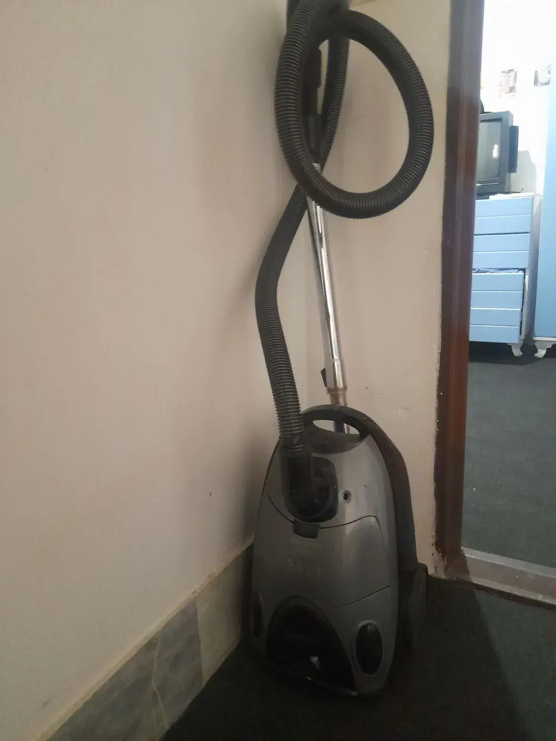 جاروبرقی ۲۴۰۰ سالم تمیز|جاروبرقی، جارو شارژی، بخارشو|تهران, سلسبیل شمالی|دیوار