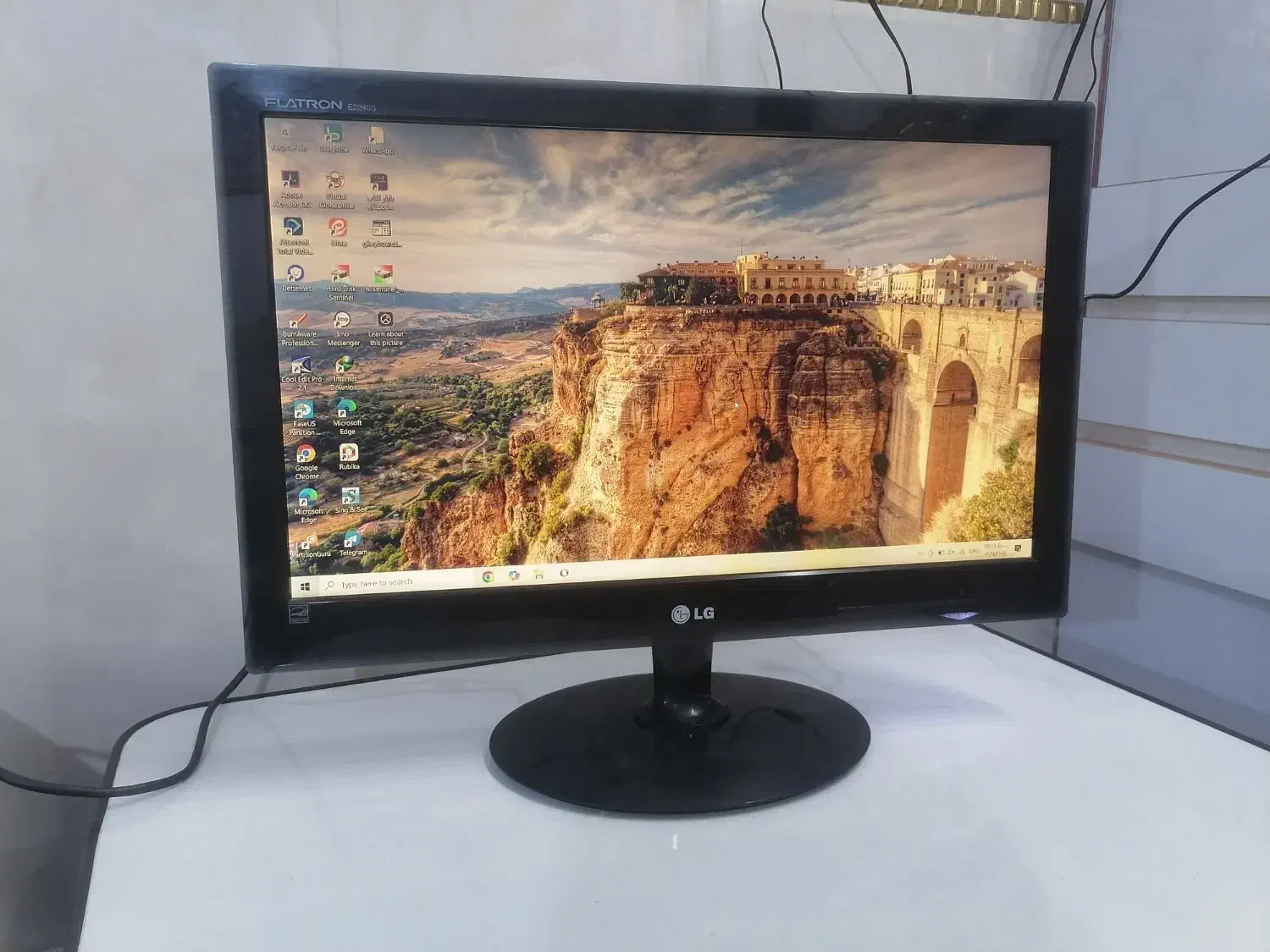مانیتور 22 اینچ اصل LG|قطعات و لوازم جانبی رایانه|قم, دروازه چوبی|دیوار