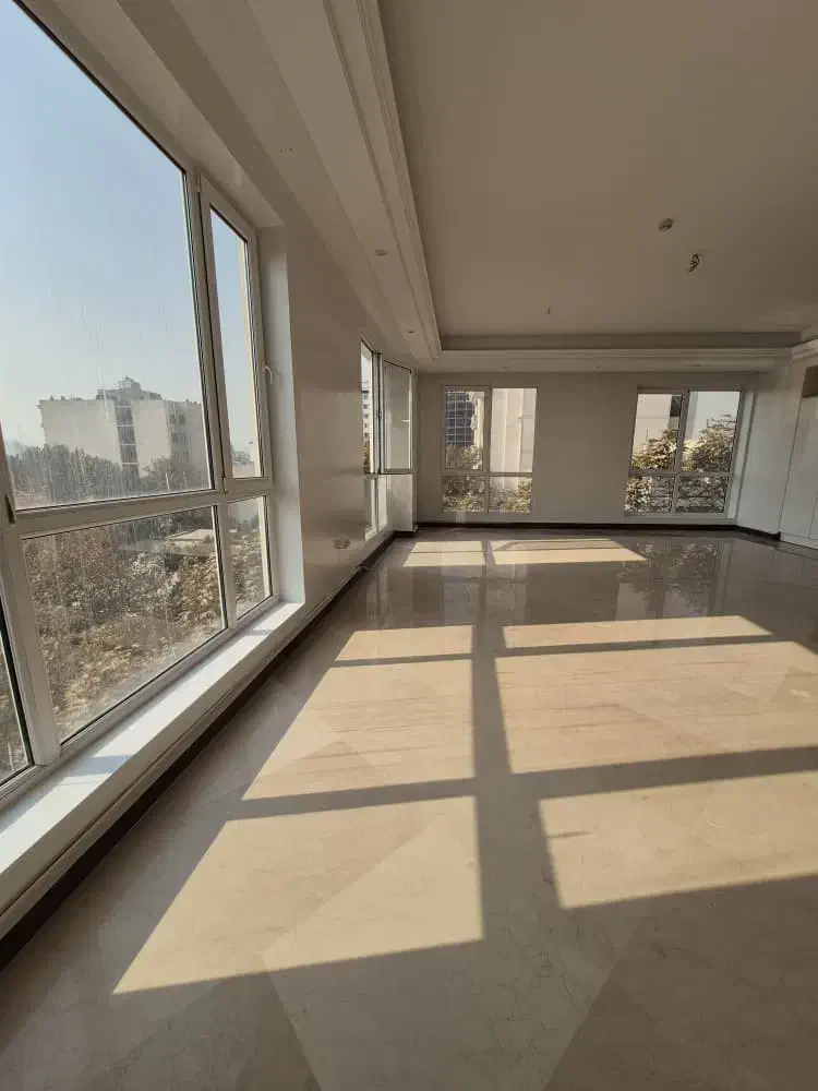 ۱۷۵ متر / تک واحدی / ۲ پارکینگ / دو طرف نور مستقیم