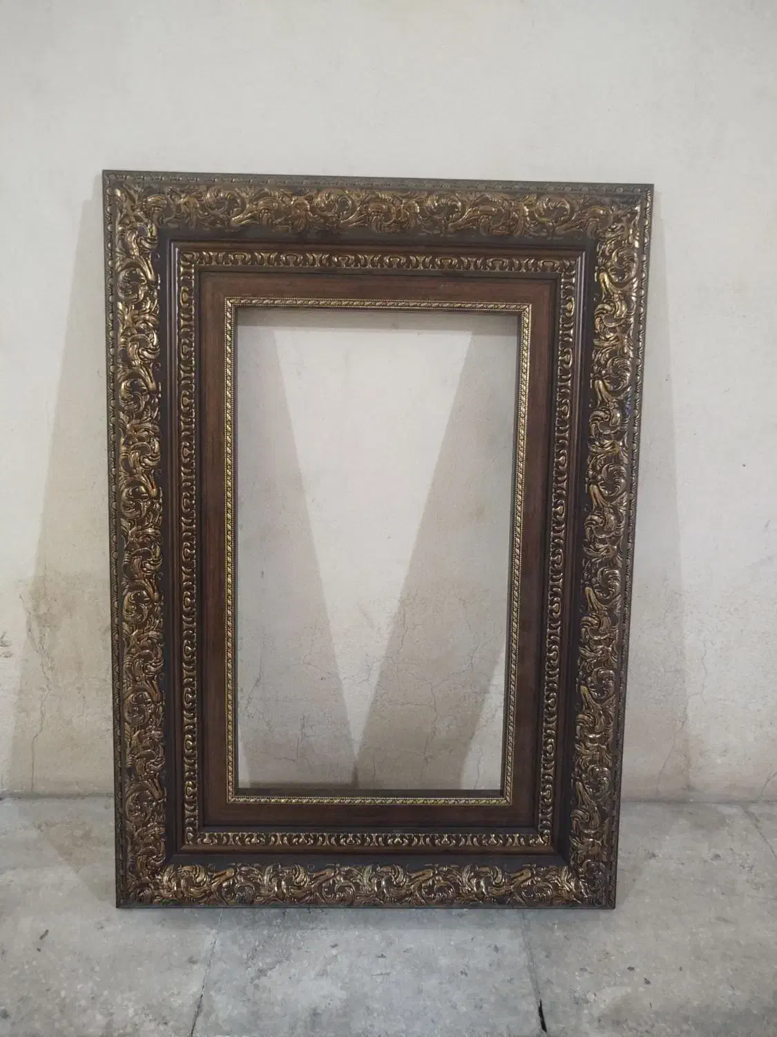 دو مدل قاب تابلو فرش . قاب قهوه ای طلایی|تابلو، نقاشی، عکس|تهران, منیریه|دیوار