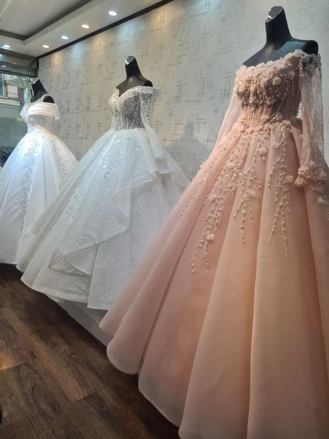 فروشنده خانم|استخدام بازاریابی و فروش|تهران, فلسطین (میدان انقلاب)|دیوار