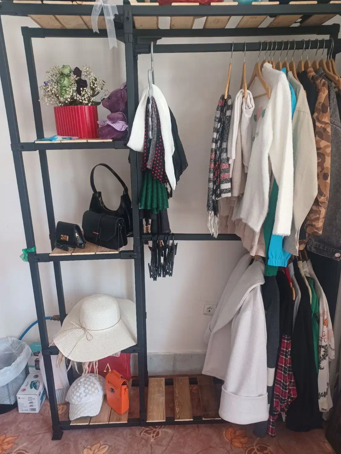 رگال یا چوب لباسی|مبلمان خانگی و میز عسلی|بروجن, |دیوار