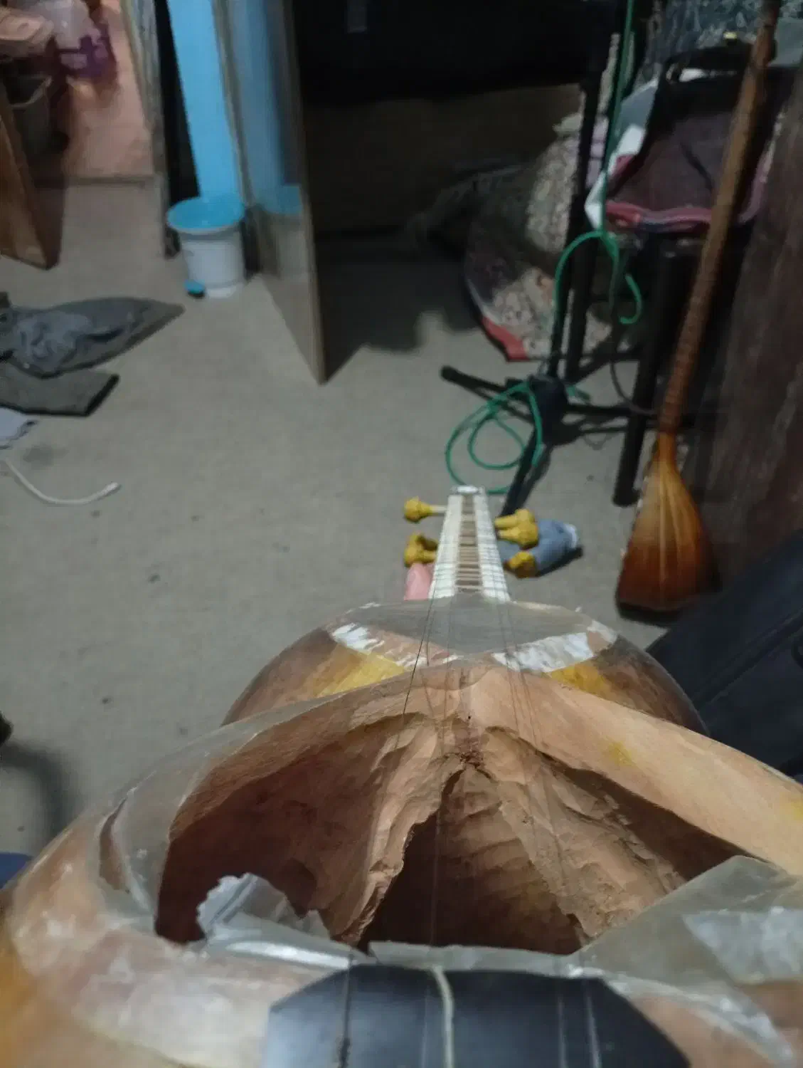 تار عتیقه|سازهای سنتی|شیراز, شهرک بزین|دیوار