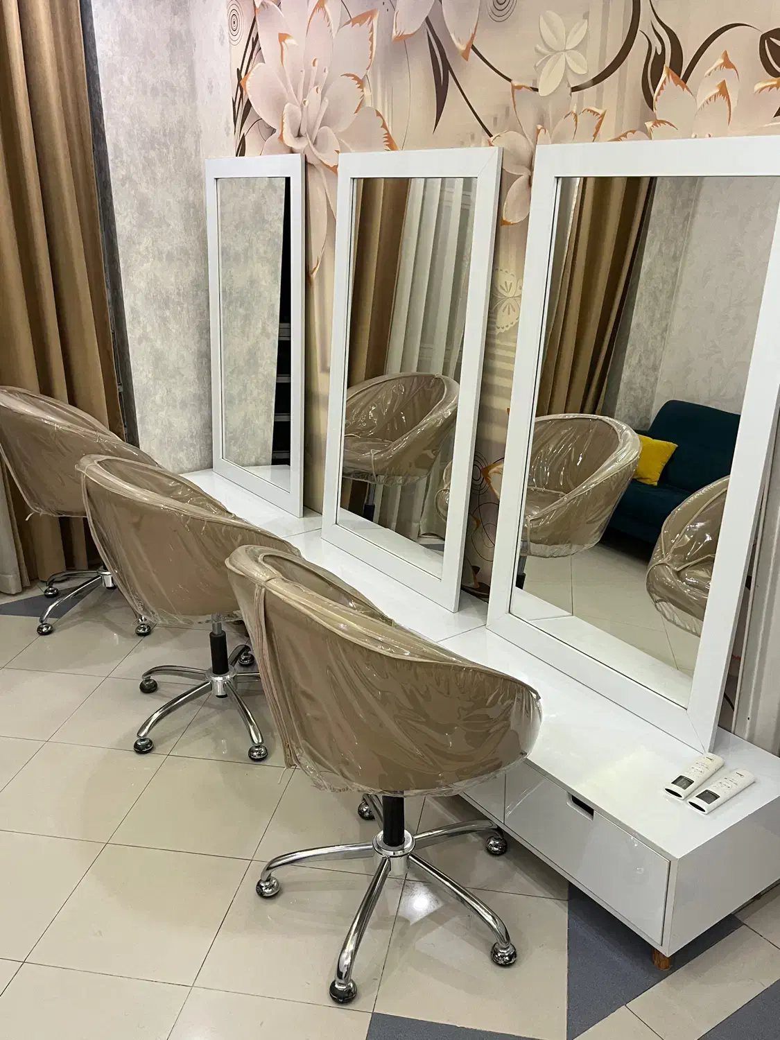 فروش فوری لوازم ارایشگاهی|آرایشگاه و سالن‌های زیبایی|اصفهان, خواجو|دیوار