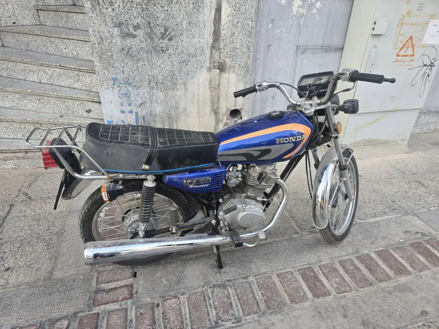 موتور سیکلت|موتورسیکلت|شیراز, باغ تخت|دیوار