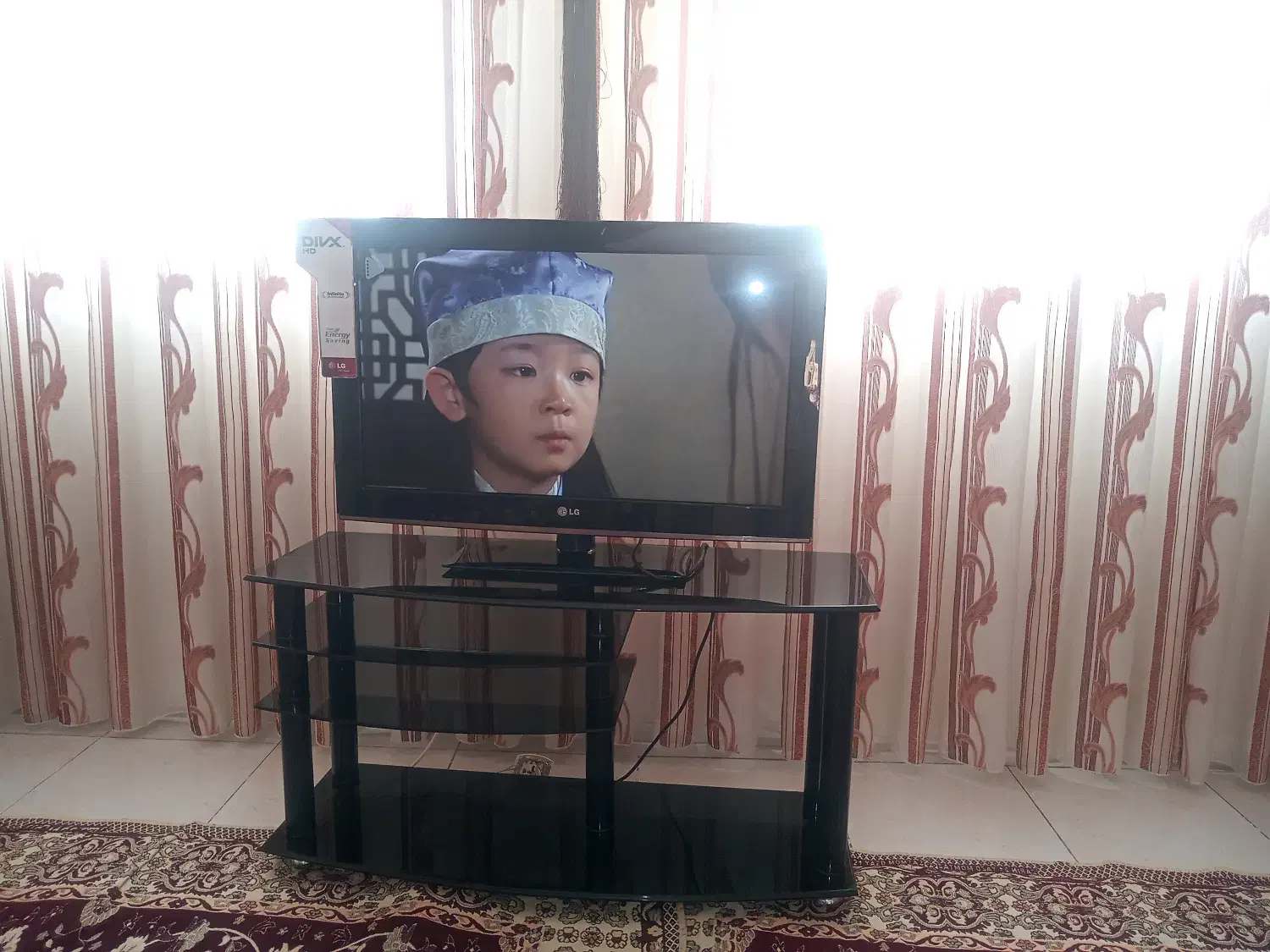 تلویزیون ۳۲اینچ ال جی با میزشیشه ای عسلی|تلویزیون و پروژکتور|تبریز, |دیوار