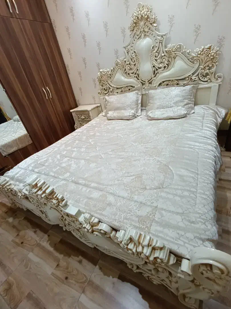 تخت خواب و میز و آینه|تخت و سرویس خواب|شاندرمن, |دیوار