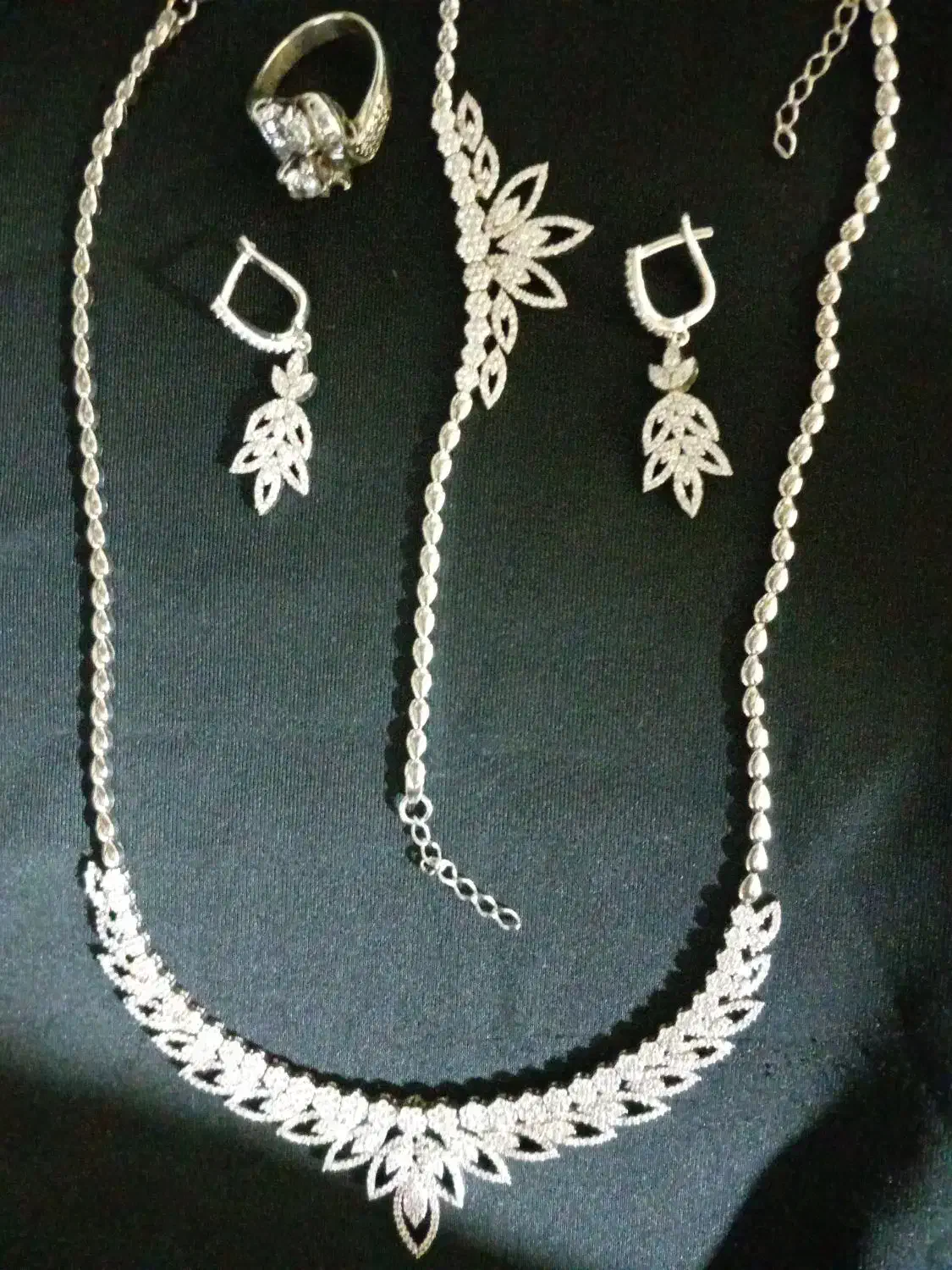 سرویس نقره|جواهرات|مشهد, کوه سنگی|دیوار