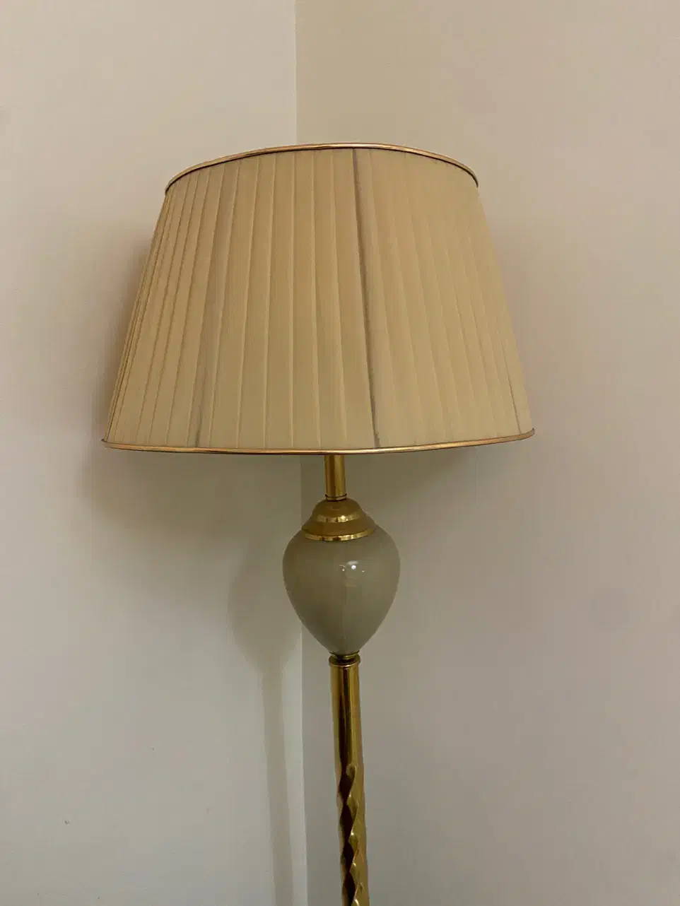 آباژور ایستاده|چراغ خواب و آباژور|قدس, شهرقدس|دیوار