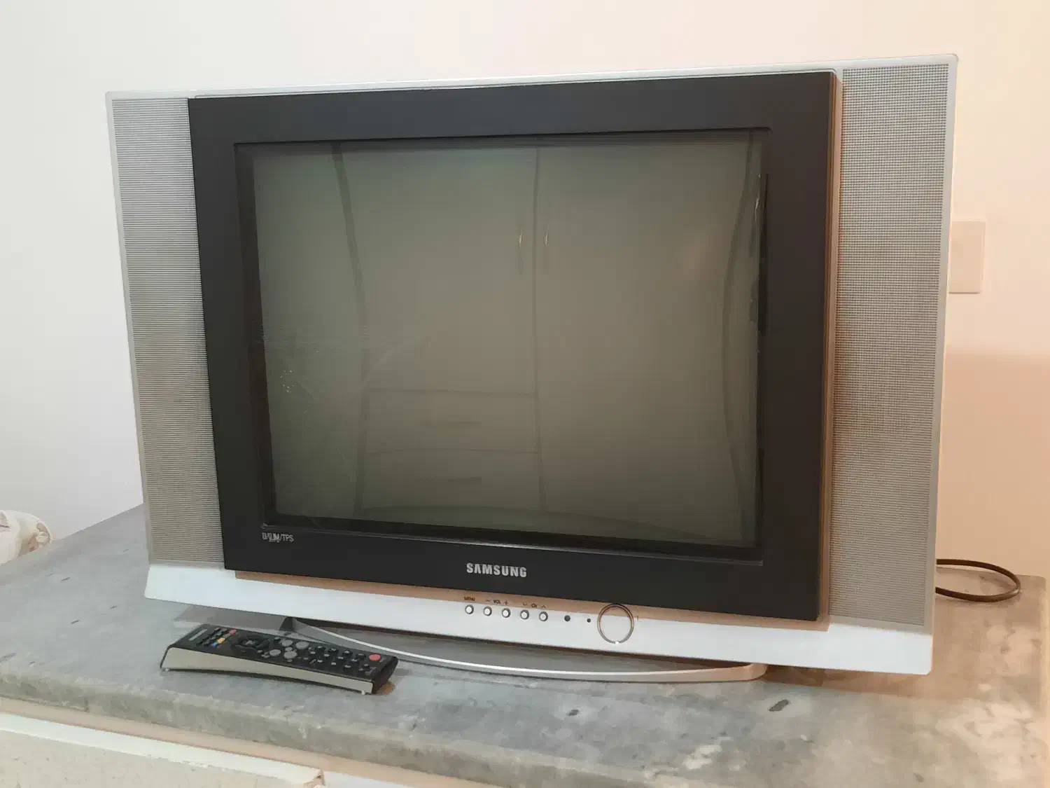 تلویزیون 21 اینچ|تلویزیون و پروژکتور|بهار, |دیوار