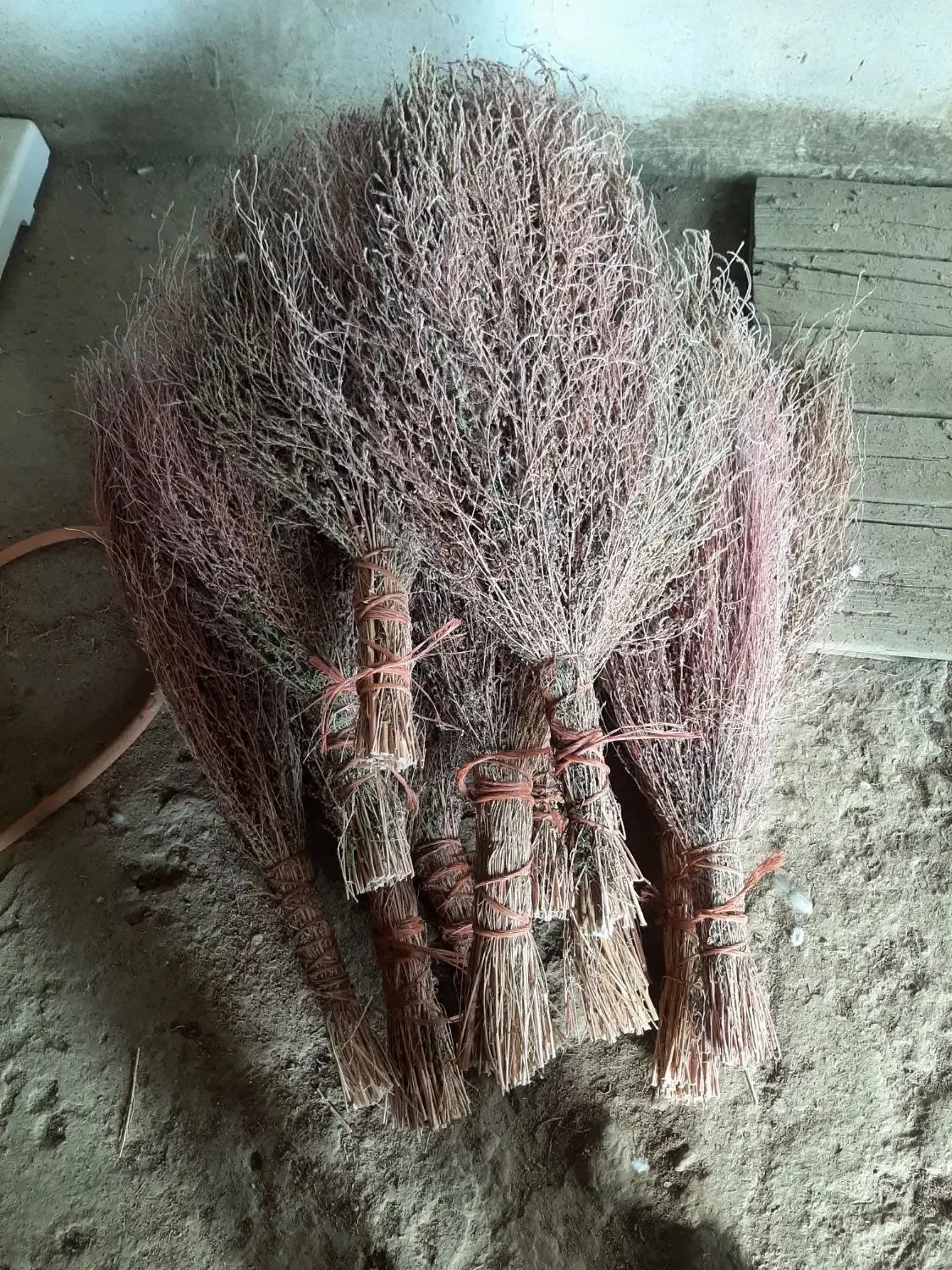 جارو محلی قرمز و بزرگ|لوازم نظافت|اسدآباد, |دیوار