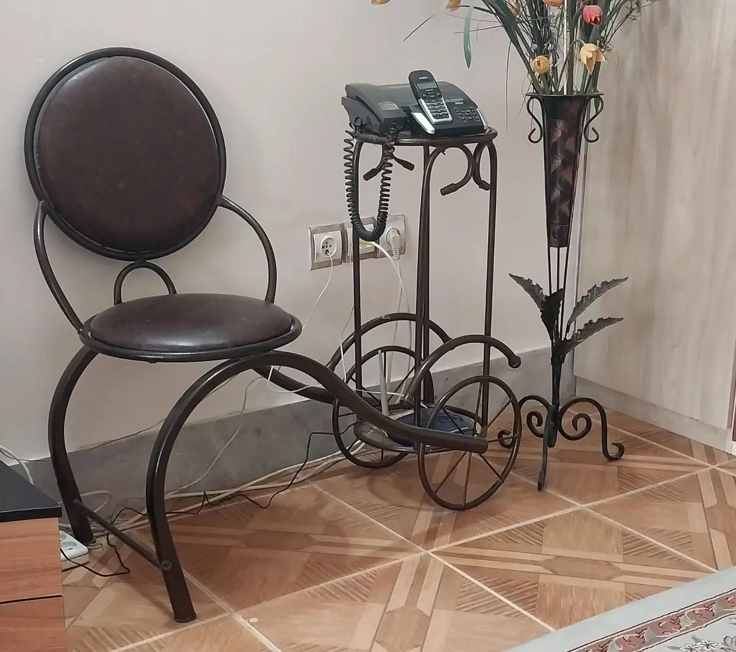 میز تلفن و گلدان فرفورژه شیک|میز تلفن|نیشابور, فردوس شمالی|دیوار