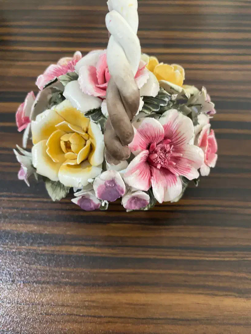 سبد گل چینی دوتا از گل هاش لب پر شده مشخص نیست|صنایع دستی و سایر لوازم تزئینی|تهران, امیریه|دیوار