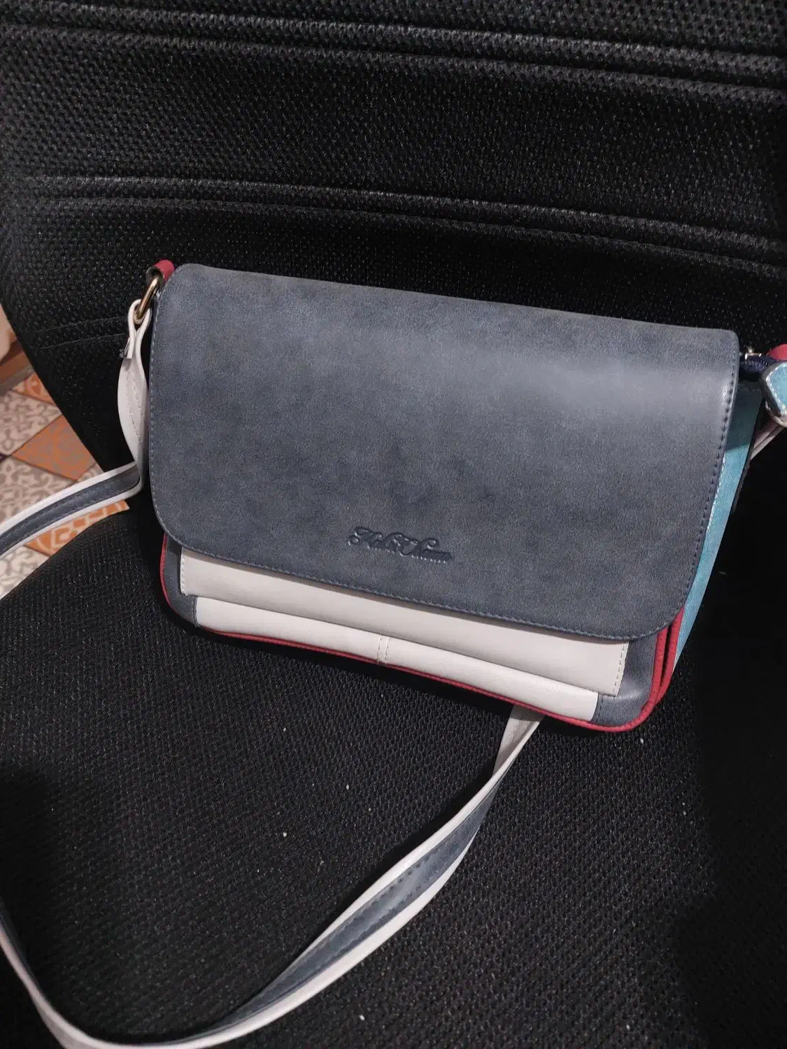 کیف دوشی بسیار جادار چرمی تضمینی|کیف، کفش، کمربند|ساری, |دیوار