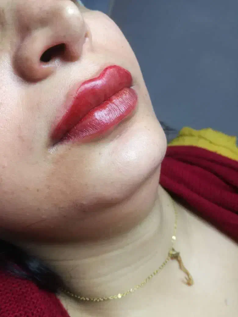 ژل لب|خدمات آرایشگری و زیبایی|خوی, |دیوار