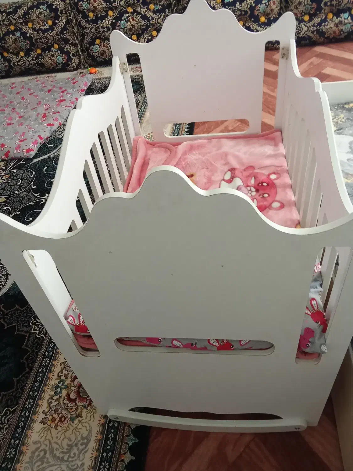 تخت نوزاد|تخت و صندلی بچه|بشاریات, |دیوار