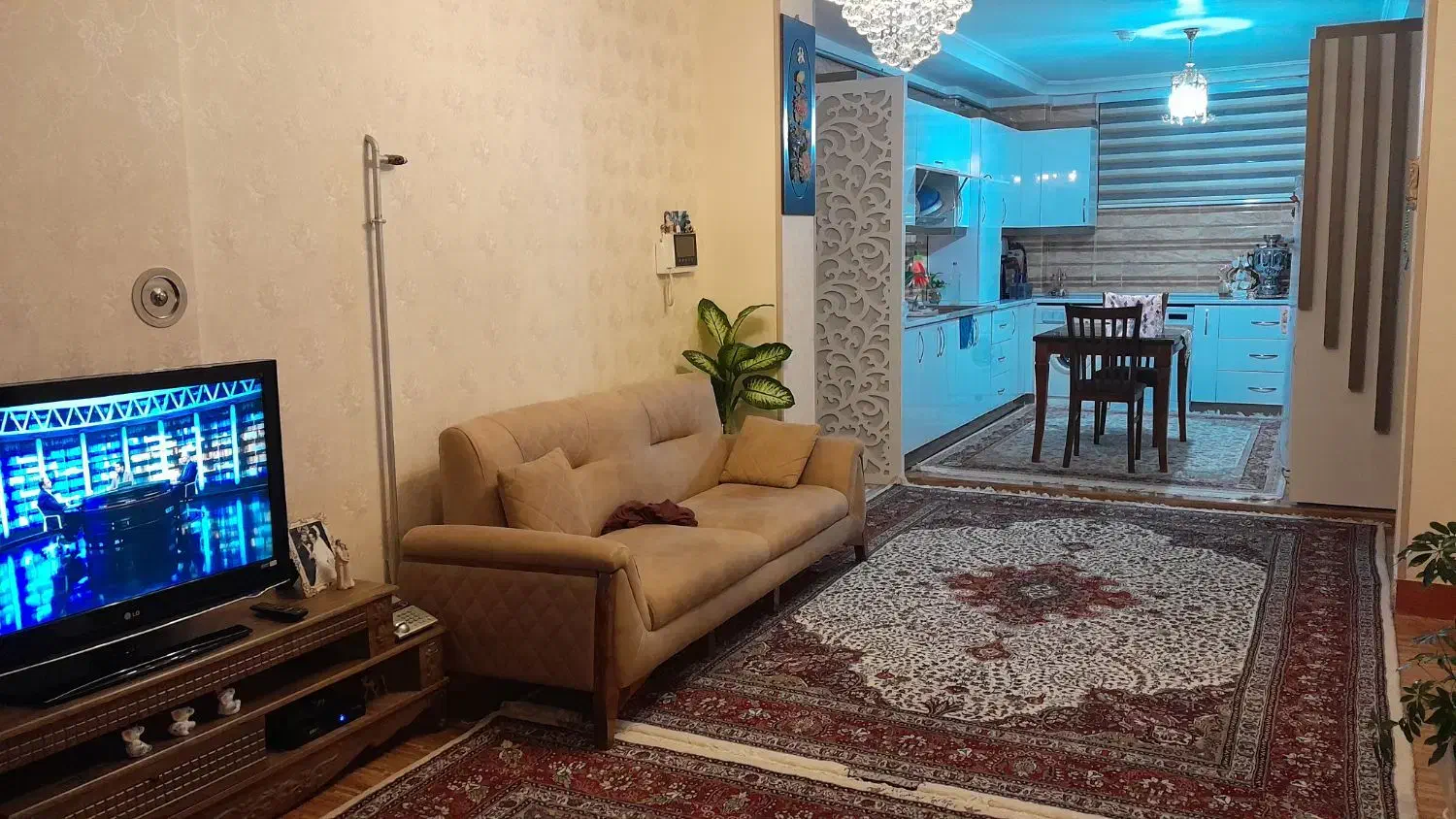 فروش مبل راحتی نیم ست و یک عدد بوفه|مبلمان خانگی و میز عسلی|مراغه, |دیوار