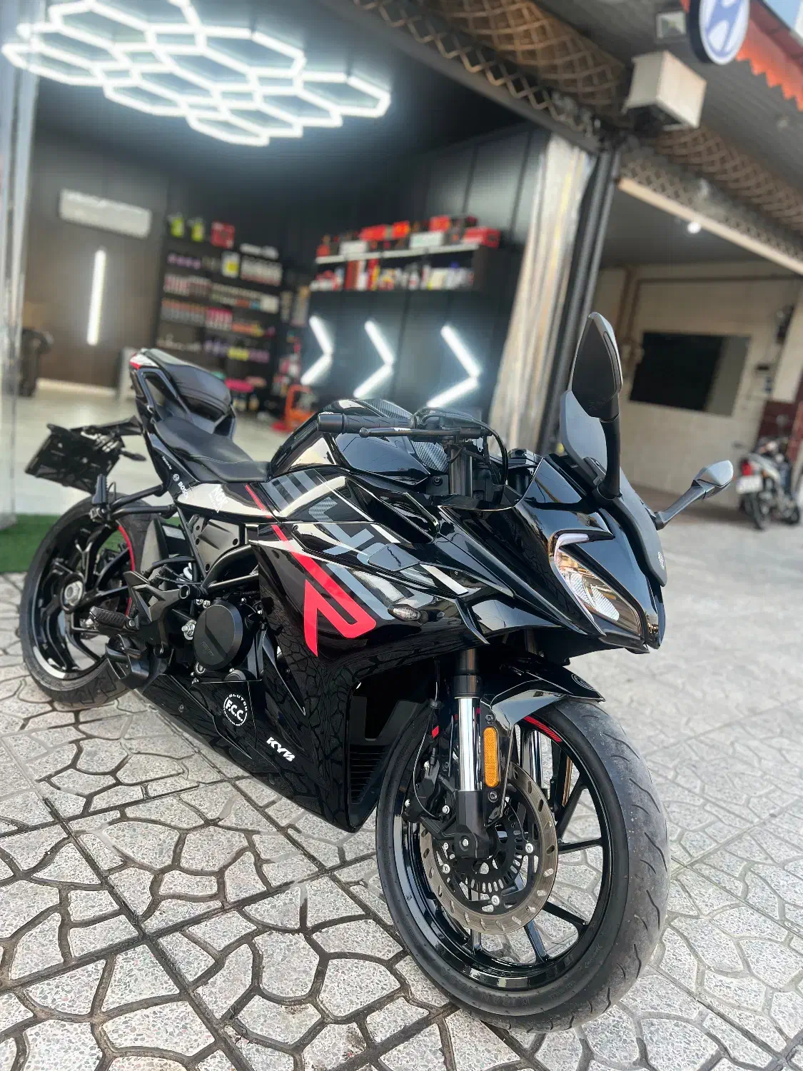 کی وی ۲۵۰ ریس|موتورسیکلت|خمام, |دیوار