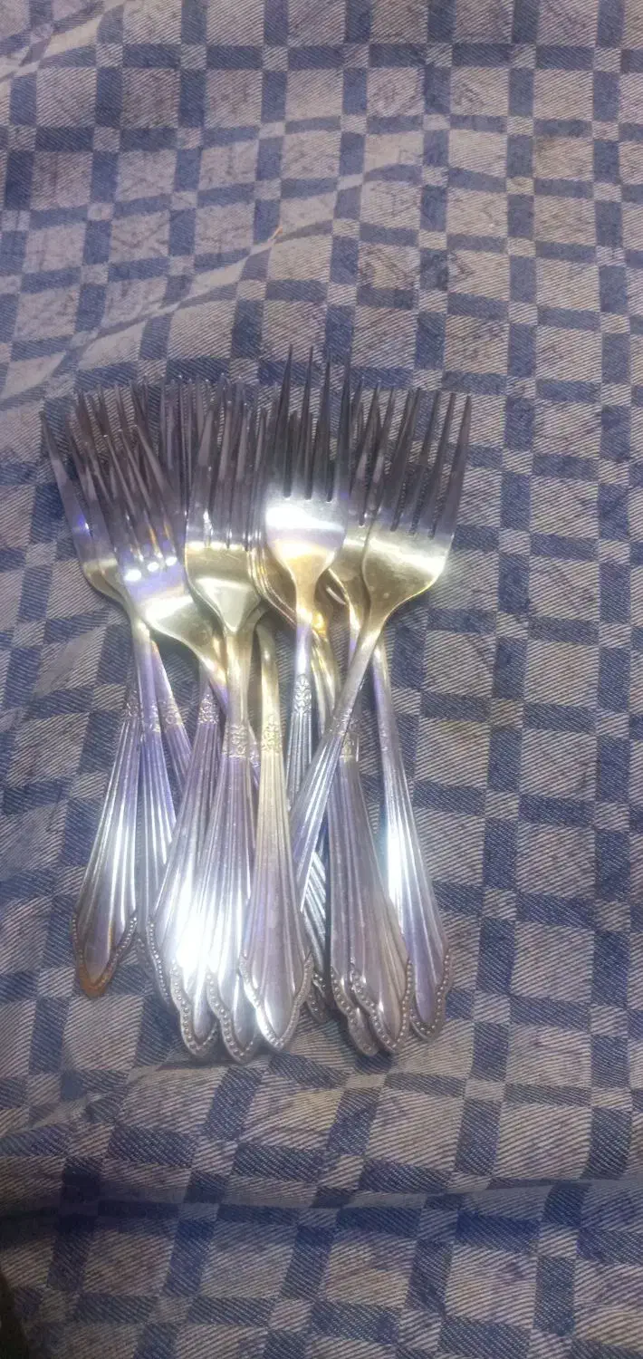 ۱۶عدد چنگال یک مدل و۱۰ عدد قاشق یک مدل|ظروف سرو و پذیرایی|ساوه, |دیوار