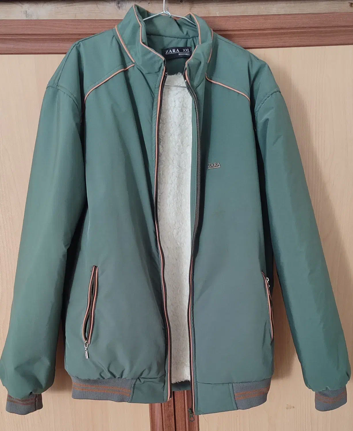 کاپشن مردانه نو و گرم داخل خز سفید|لباس|سورک, |دیوار