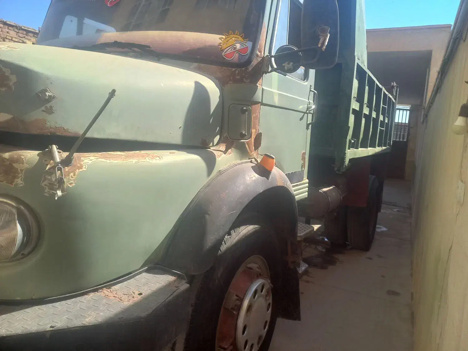 توضیح  اینکه مدل ۵۵ میباشد|خودرو سنگین|ابرکوه, |دیوار