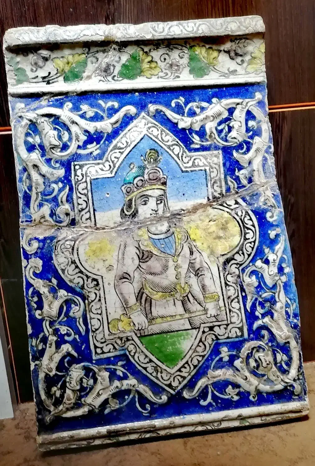 عتیقه.  کاشی بزرگ و برجسته|کلکسیون اشیاء عتیقه|قم, باجک یک|دیوار