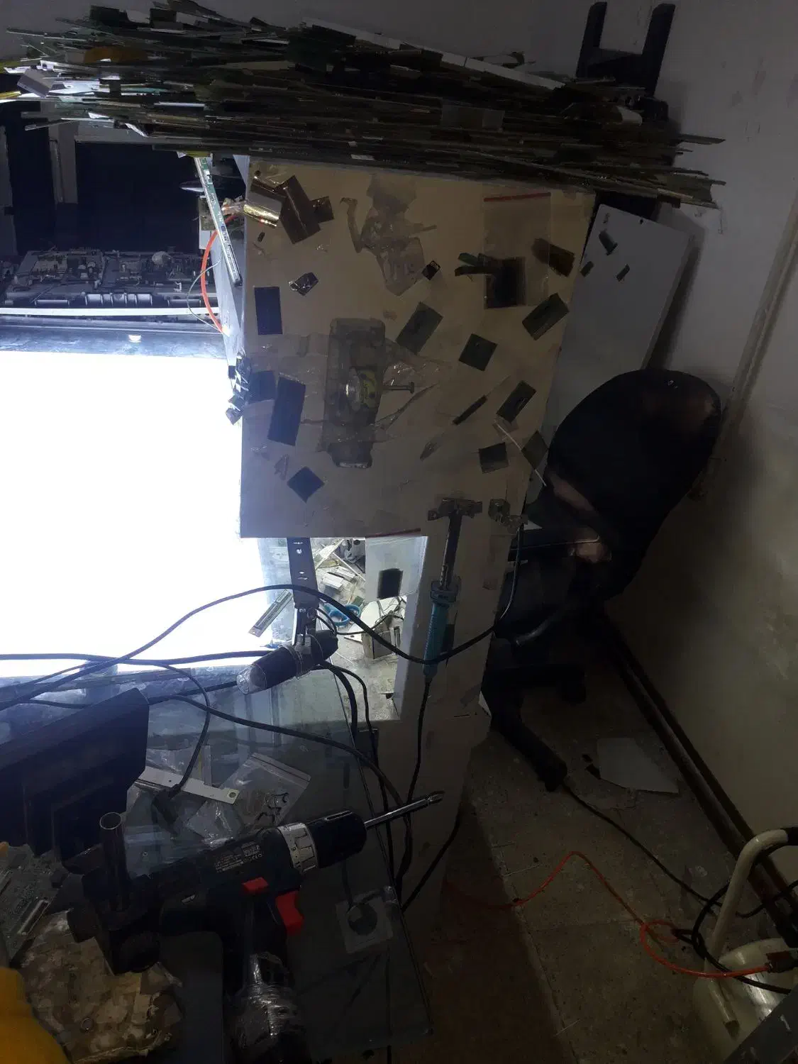 تعویض بکلایت TV شکسته میبروم|تلویزیون و پروژکتور|شیراز, شیخ علی چوپان|دیوار