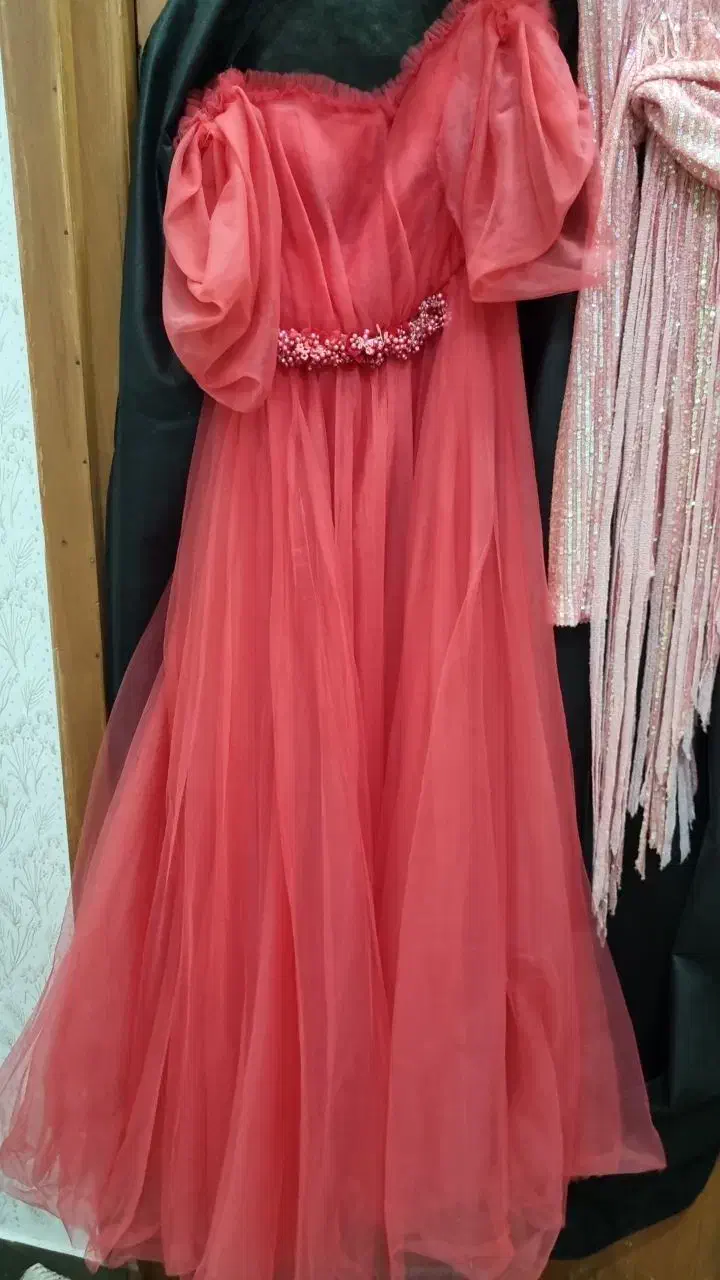 لباس مجلسی|لباس|نجفآباد, قلعه سفید|دیوار