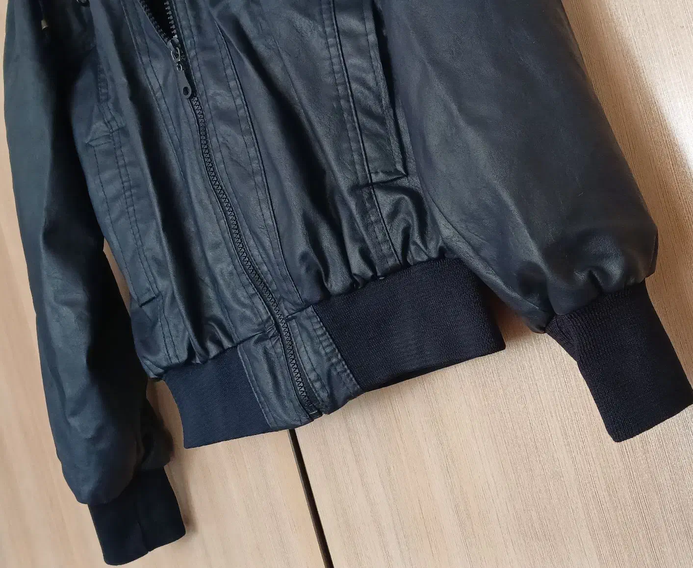 کاپشن چرم|لباس|سلماس, |دیوار