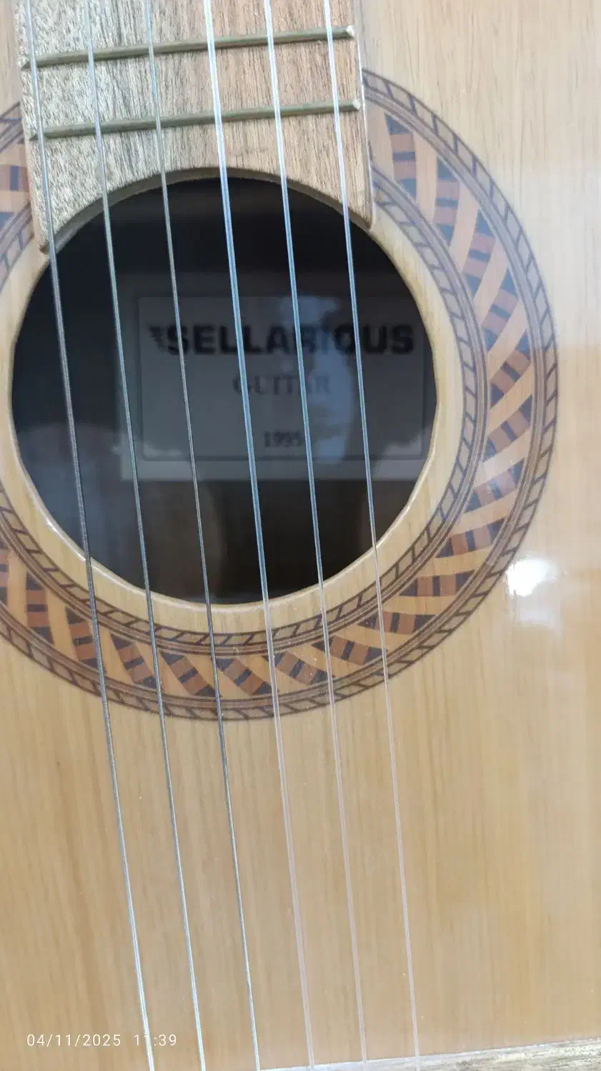 گیتار دست دوم در حد نو|گیتار، بیس، امپلیفایر|رودان, |دیوار