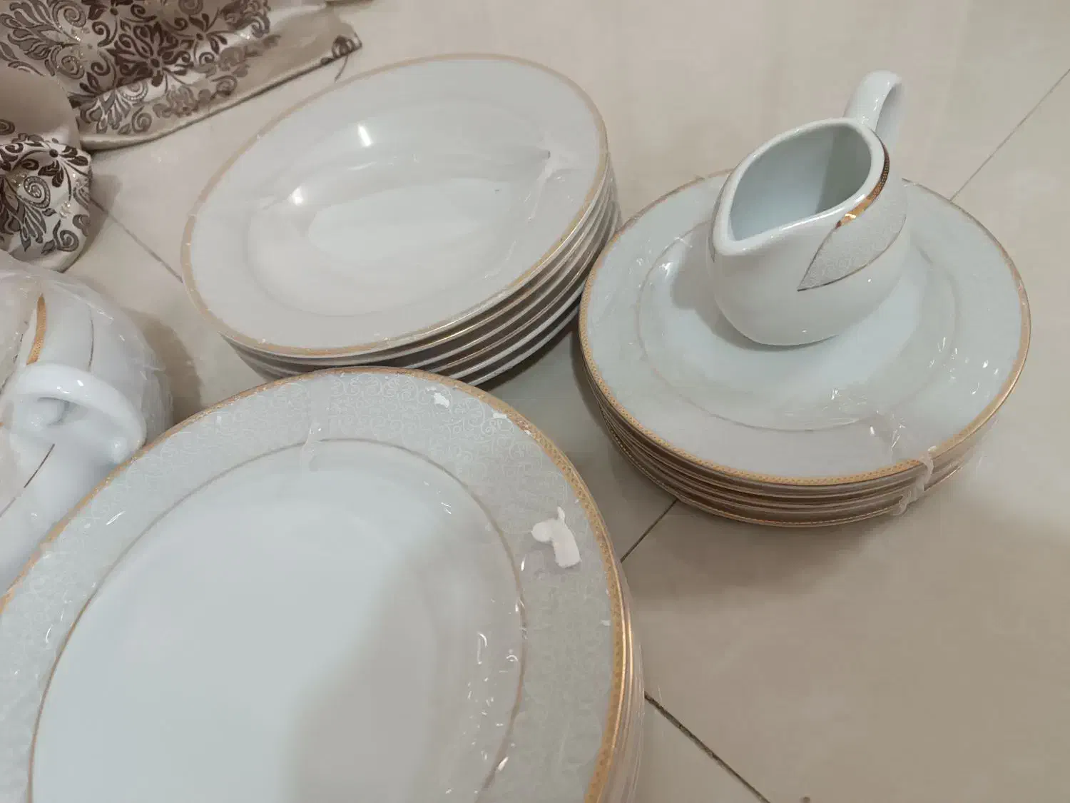 چینی 24 نفره دور طلا|ظروف سرو و پذیرایی|قم, آزادگان|دیوار