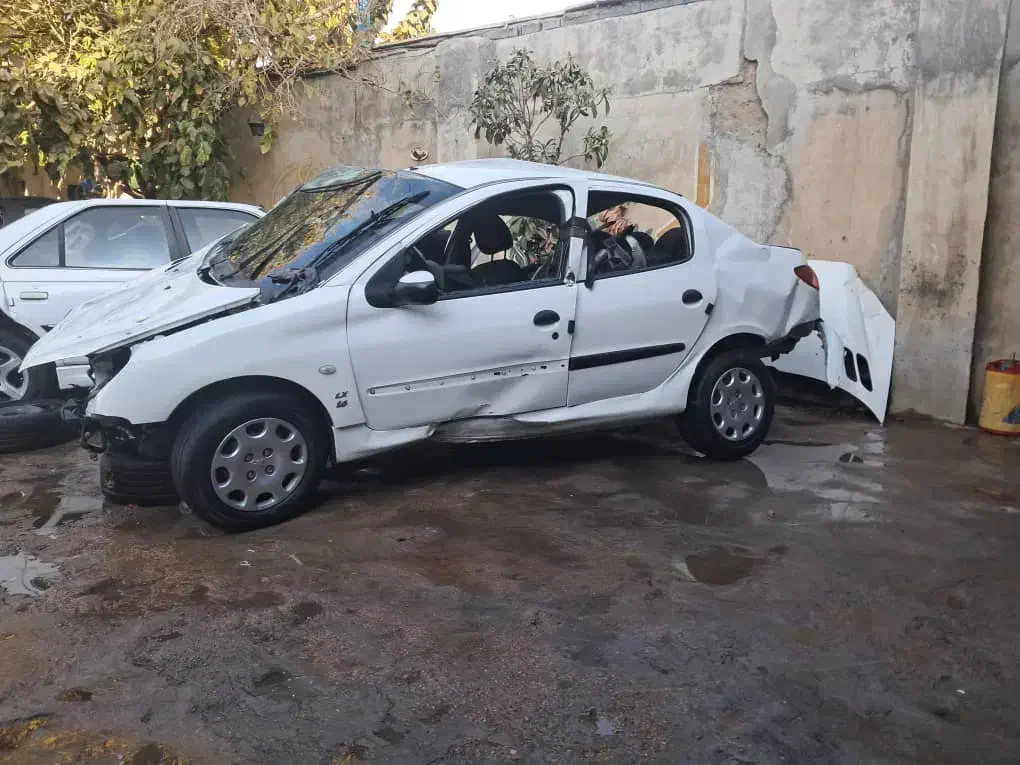 تصادفی پژو 206sd..V8..مدل 1396|خودرو سواری و وانت|شیراز, محمدیه|دیوار