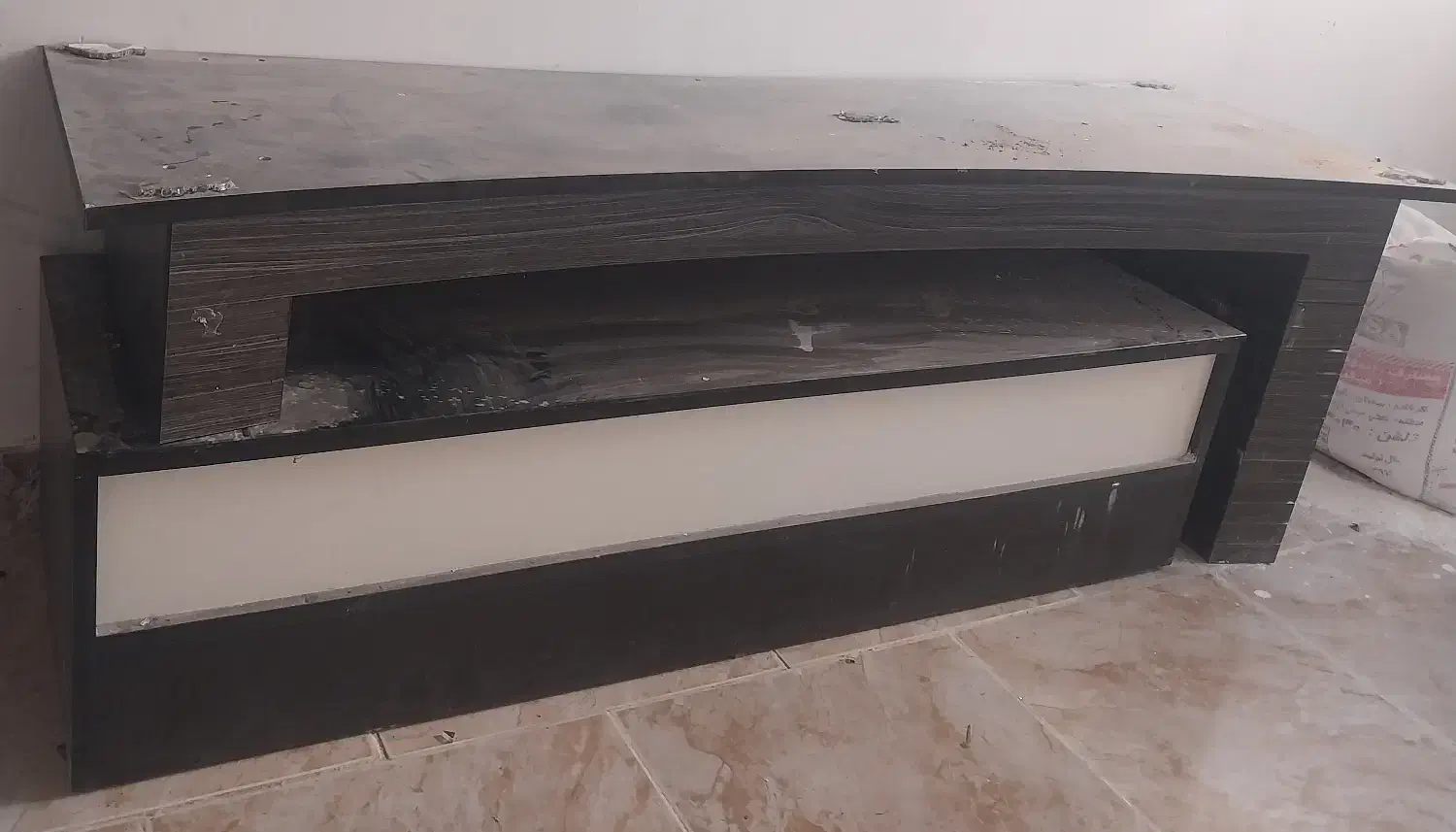 میز تلوزیون|میز تلویزیون|میانه, |دیوار