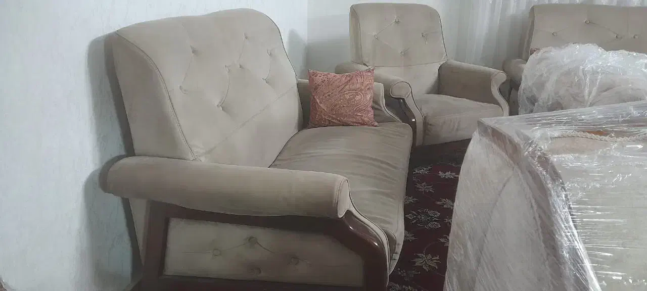 مبل ۷ نفره|مبلمان خانگی و میز عسلی|قم, سراجه (۱۵ خرداد)|دیوار